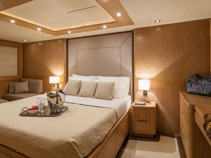 MYTHOS G - Posilippo Technema 85 ft.,main cabin MYTHOS G - Posilippo Technema 85 ft.,main cabin