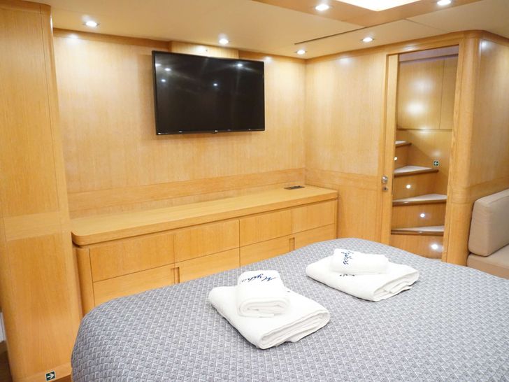MYTHOS G - Posilippo Technema 85 ft.,VIP cabin TV MYTHOS G - Posilippo Technema 85 ft.,VIP cabin TV