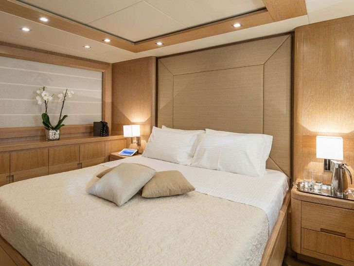 MYTHOS G - Posilippo Technema 85 ft.,main cabin bed MYTHOS G - Posilippo Technema 85 ft.,main cabin bed