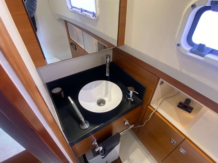 BULLITT - Fjord Open 40,bathroom