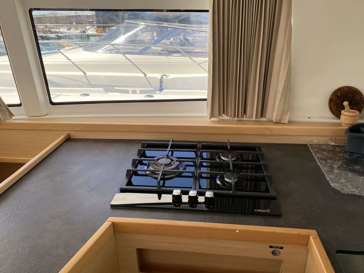 MARES - Lagoon 42,galley MARES - Lagoon 42,galley