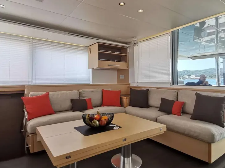 LAGOON 560 S2 - Lagoon 560,saloon seating area LAGOON 560 S2 - Lagoon 560,saloon seating area