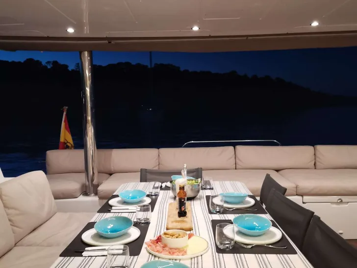 LAGOON 560 S2 - Lagoon 560,alfresco dinner set up LAGOON 560 S2 - Lagoon 560,alfresco dinner set up