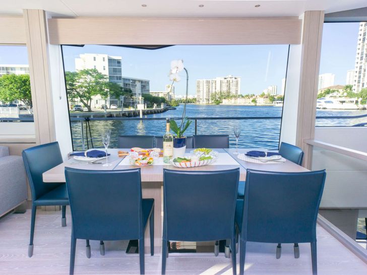MILAMO Sunseeker 76 - indoor dining MILAMO Sunseeker 76 - indoor dining