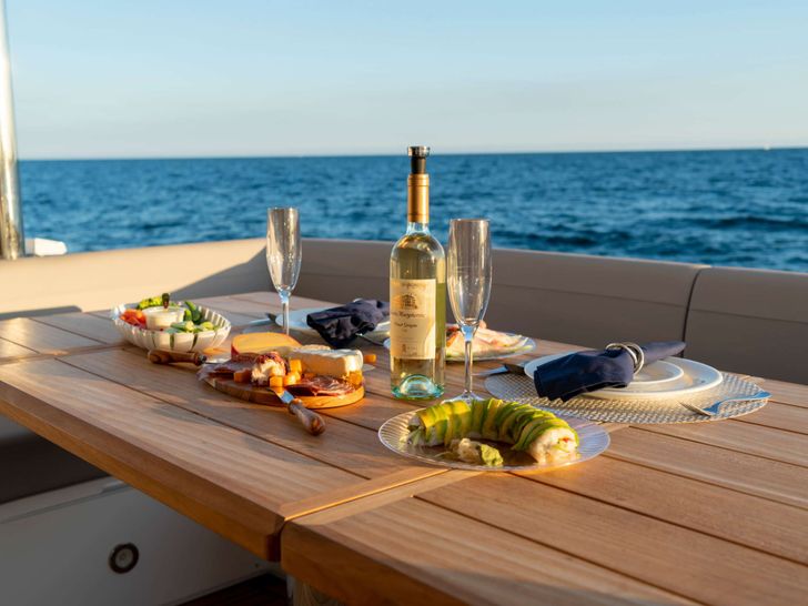 MILAMO - Sunseeker 76,alfresco dining set up