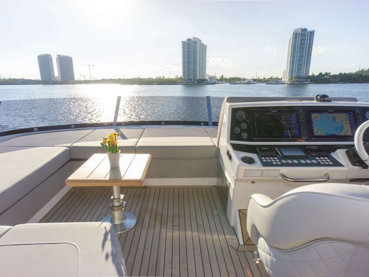 MILAMO - Sunseeker 76,flybridge dining and helm