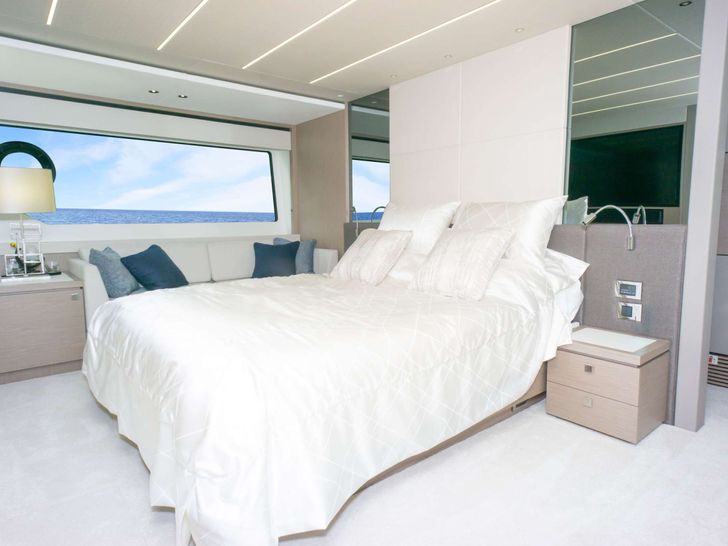 MILAMO - Sunseeker 76,master cabin