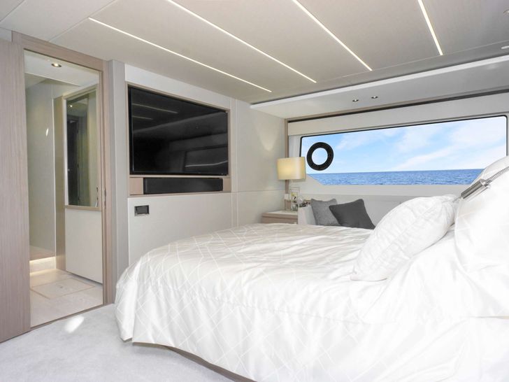 MILAMO - Sunseeker 76,maste cabin bed