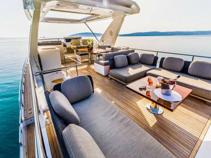 MY KARAT II - Azimut 66,flybridge dining area MY KARAT II - Azimut 66,flybridge dining area