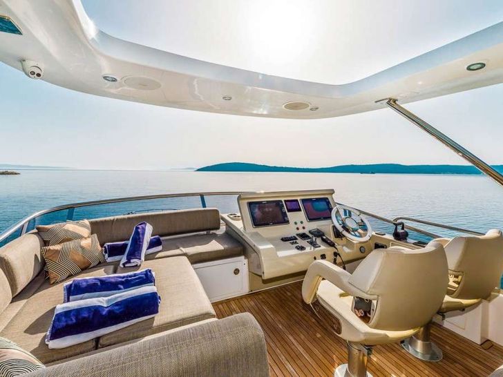 MY KARAT II - Azimut 66,flybridge seating area MY KARAT II - Azimut 66,flybridge seating area