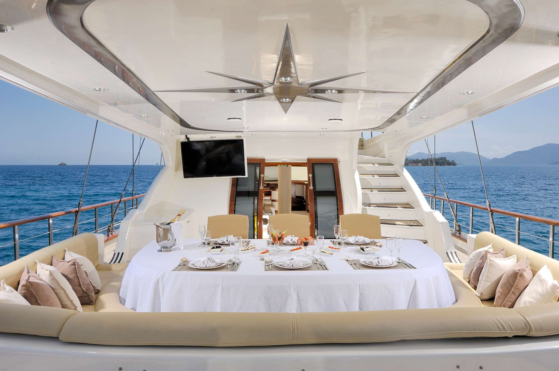 ALESSANDRO I Custom Sailing Yacht 40m - alfresco dining set up