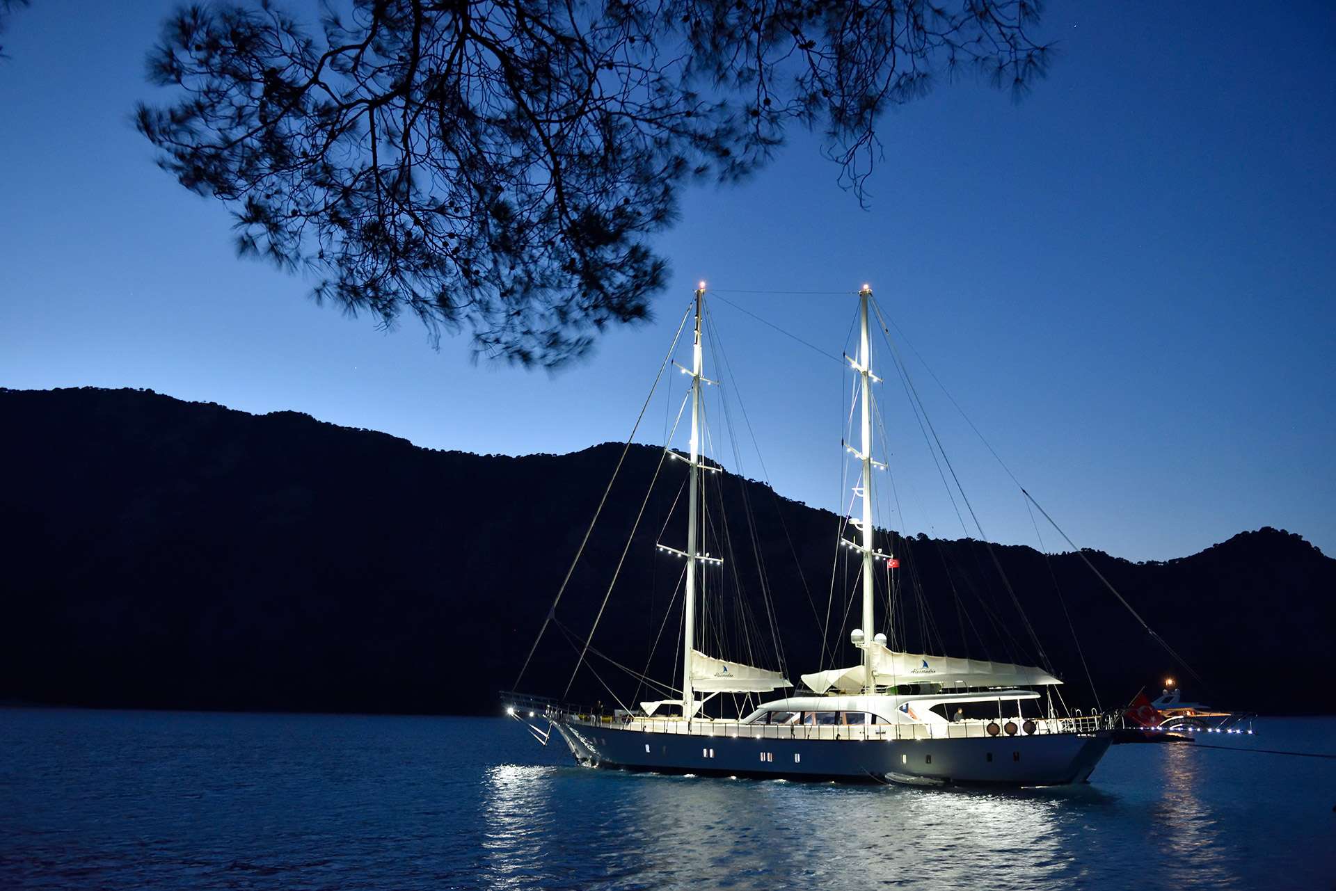 ALESSANDRO I Custom Sailing Yacht 40m - at night