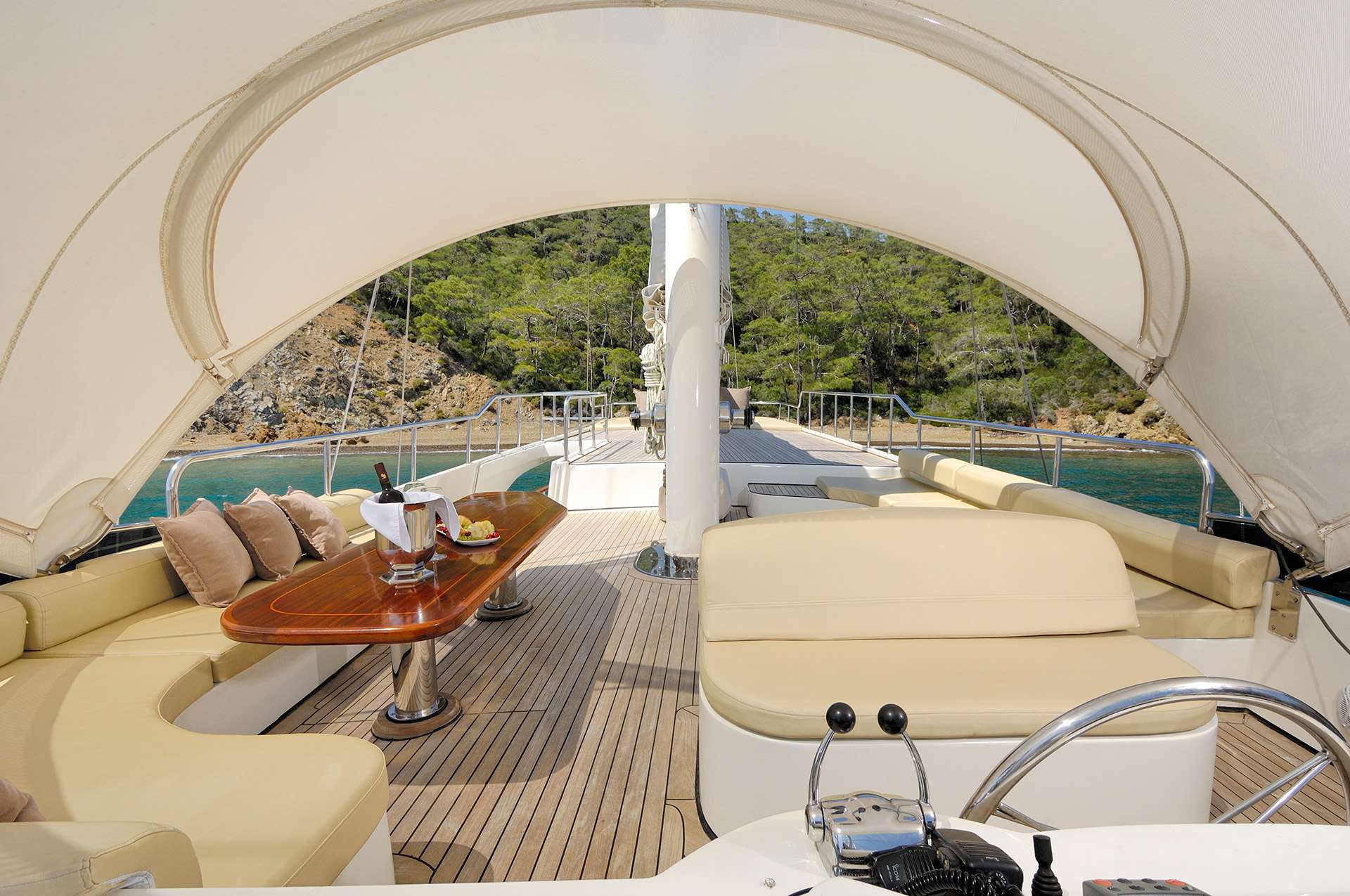 ALESSANDRO I Custom Sailing Yacht 40m - flybridge lounge and dining area