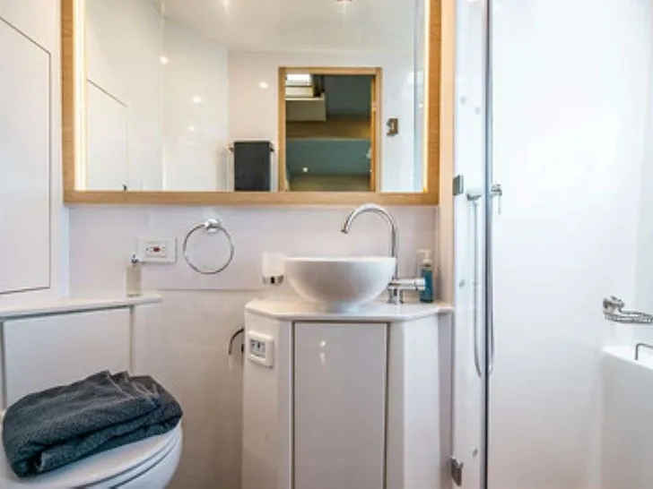 A YACHTA FUN Aquila 54 - Cabin Bathroom A YACHTA FUN Aquila 54 - Cabin Bathroom