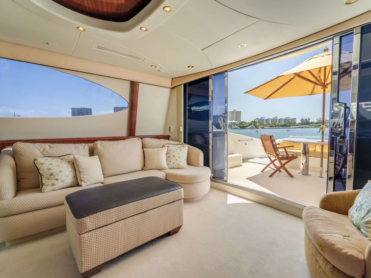 COPAY Lazzara 80 SC - flybridge lounge COPAY Lazzara 80 SC - flybridge lounge