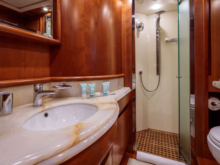 FREEDOM Alalunga 78 - twin cabin bathroom FREEDOM Alalunga 78 - twin cabin bathroom