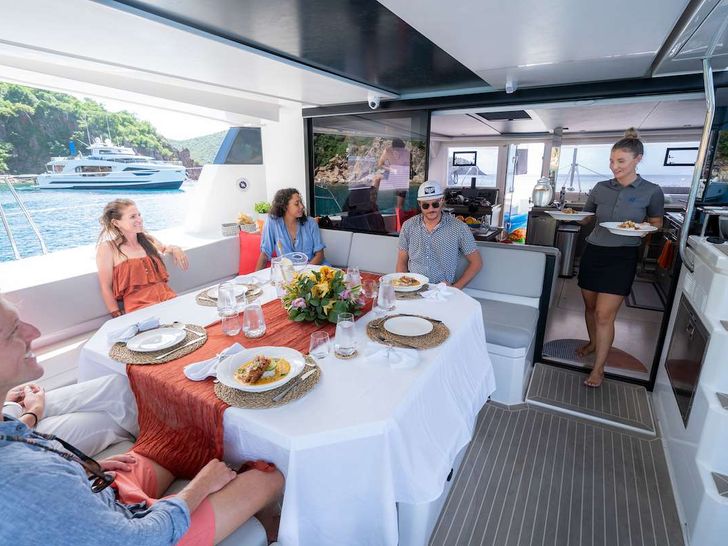 REACH Leopard 50 - alfresco dining REACH Leopard 50 - alfresco dining