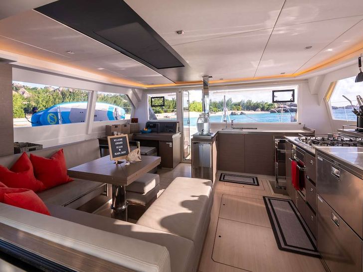 REACH Leopard 50 - saloon REACH Leopard 50 - saloon