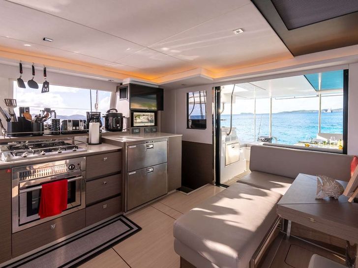 REACH Leopard 50 - galley REACH Leopard 50 - galley
