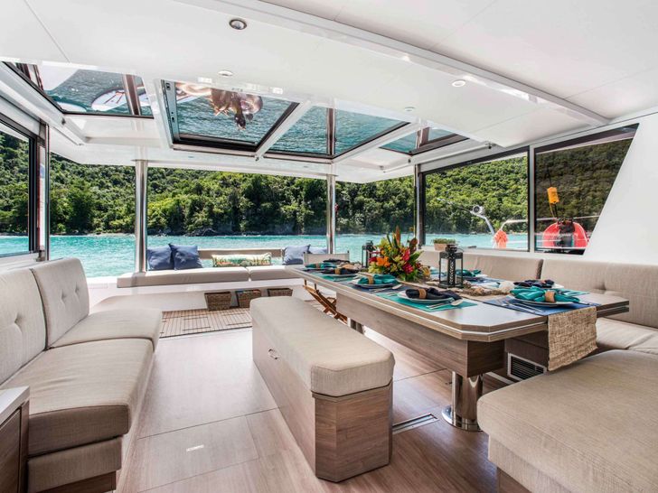 PERMABEAR Bali 5.4 - saloon seating and dining area PERMABEAR Bali 5.4 - saloon seating and dining area