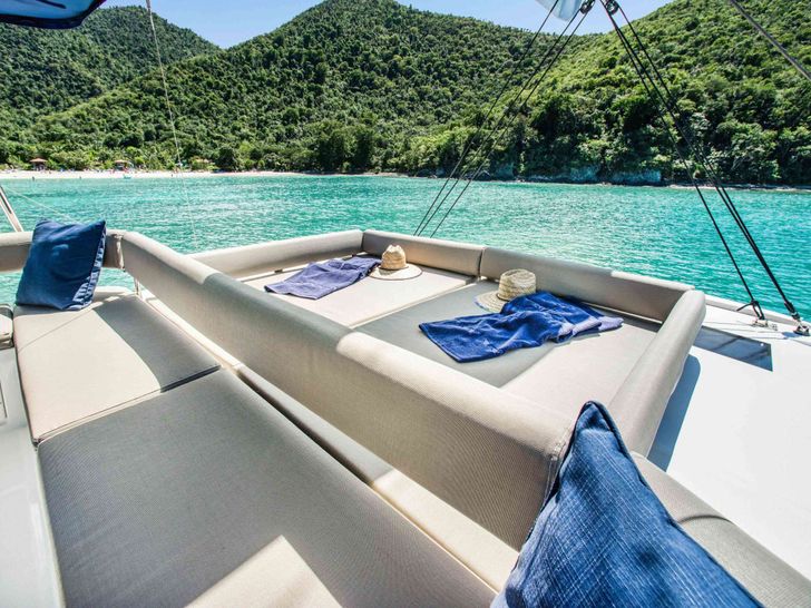 PERMABEAR Bali 5.4 - flybridge bronzing area PERMABEAR Bali 5.4 - flybridge bronzing area