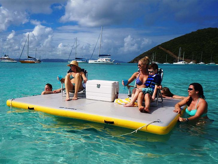 SALTY DOG Leopard 50 - guests on floating mat SALTY DOG Leopard 50 - guests on floating mat