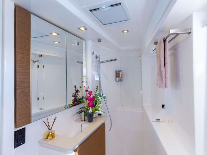 SALTY DOG Leopard 50 - cabin 1 bathroom SALTY DOG Leopard 50 - cabin 1 bathroom