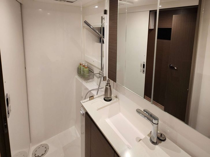 HAZEL DELLA Leopard 50 - VIP cabin 2 bathroom HAZEL DELLA Leopard 50 - VIP cabin 2 bathroom