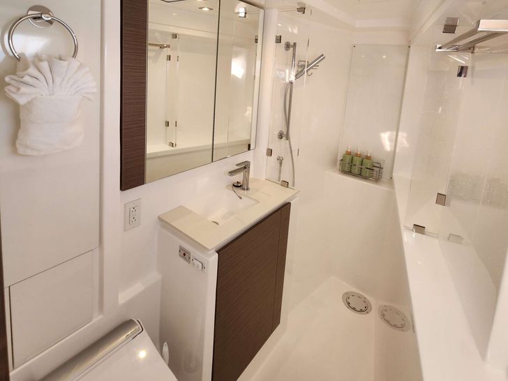 HAZEL DELLA Leopard 50 - VIP cabin 1 bathroom HAZEL DELLA Leopard 50 - VIP cabin 1 bathroom