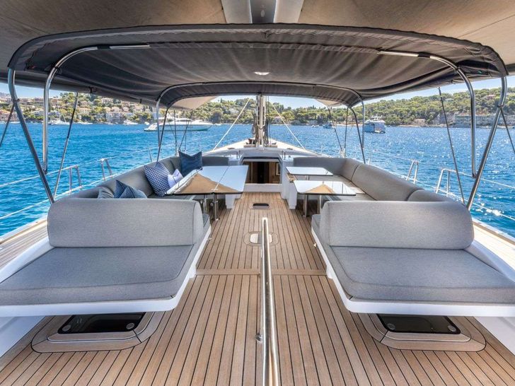 YCH2 - Leopard 90 ft,alfresco lounge and dining area YCH2 - Leopard 90 ft,alfresco lounge and dining area