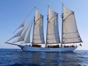 TRINAKRIA - Gulet 49 m - 5 Cabins - South of France - French Riviera - Corsica - Naples - Sicily - Sardinia TRINAKRIA - Gulet 49 m - 5 Cabins - South of France - French Riviera - Corsica - Naples - Sicily - Sardinia