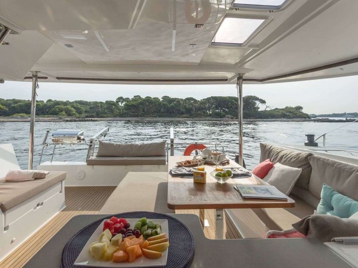 MANGOFLOAT - Fountaine Pajot Helia 44,aft alfresco lounge MANGOFLOAT - Fountaine Pajot Helia 44,aft alfresco lounge