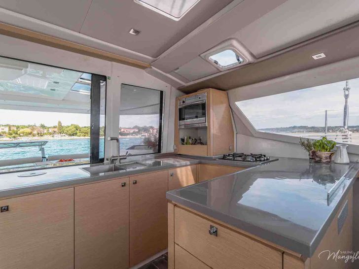 MANGOFLOAT - Fountaine Pajot Helia 44,galley MANGOFLOAT - Fountaine Pajot Helia 44,galley