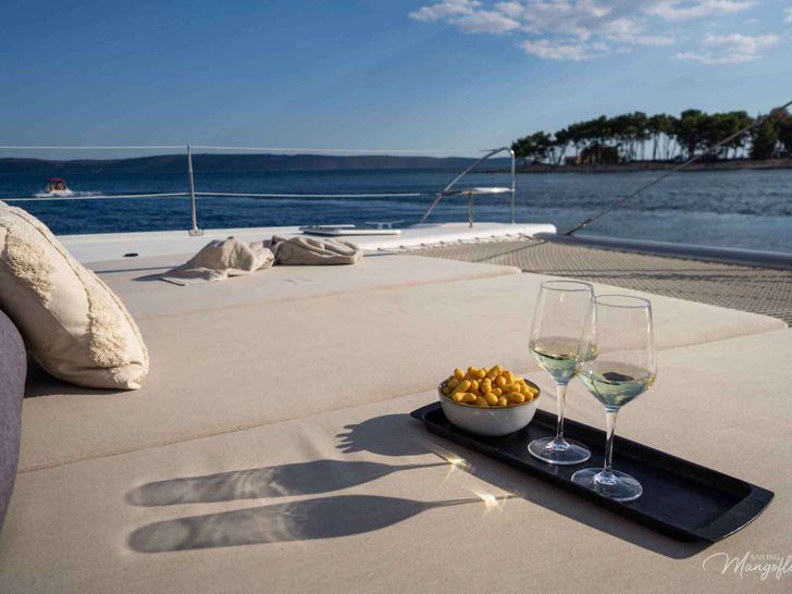 MANGOFLOAT - Fountaine Pajot Helia 44,bronzing area MANGOFLOAT - Fountaine Pajot Helia 44,bronzing area