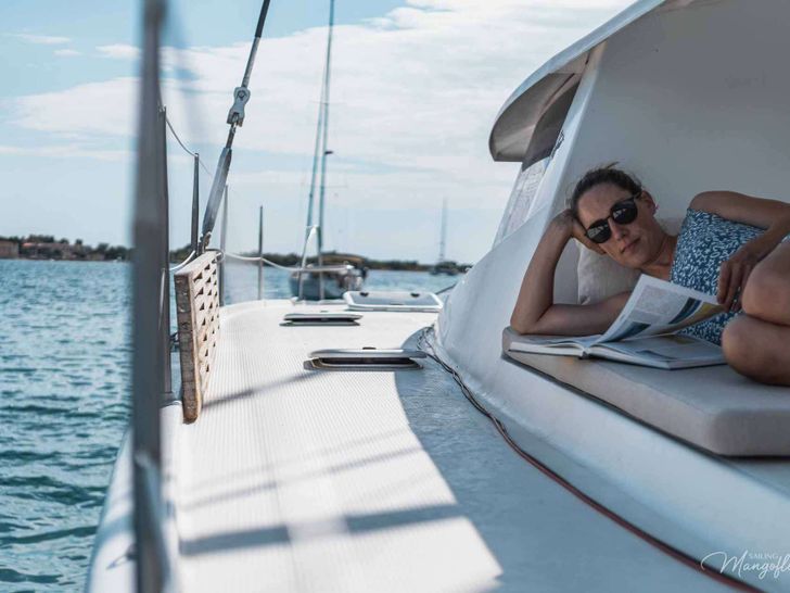 MANGOFLOAT - Fountaine Pajot Helia 44,guest relaxing