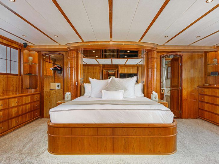 ALMOST THERE - Horizon 106,master cabin bed ALMOST THERE - Horizon 106,master cabin bed