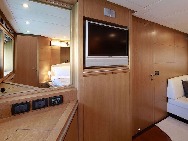 LUKAS - Filippetti Yacht 24m,cabin vanity mirror and TV LUKAS - Filippetti Yacht 24m,cabin vanity mirror and TV