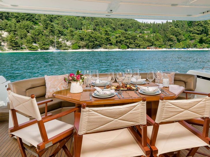 MARINO - Ferretti 730,alfresco dining area MARINO - Ferretti 730,alfresco dining area