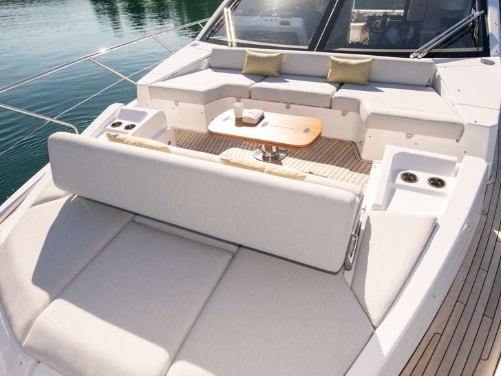 ALIBABA - Azimut 60 Fly,bow lounge and bronzing area ALIBABA - Azimut 60 Fly,bow lounge and bronzing area