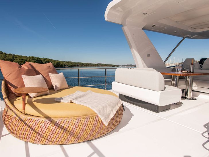 ALIBABA - Azimut 60 Fly,sun bed ALIBABA - Azimut 60 Fly,sun bed