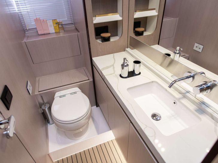 ALIBABA - Azimut 60 Fly,bathroom ALIBABA - Azimut 60 Fly,bathroom