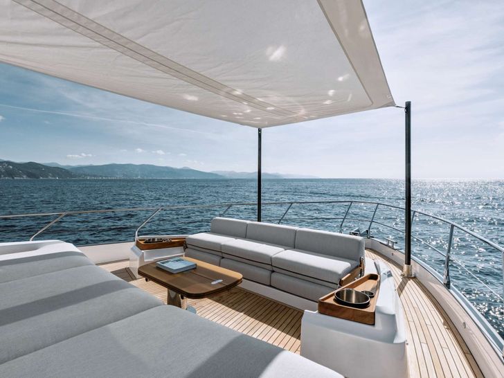 DONNA - Azimut 68 Fly,bow lounge