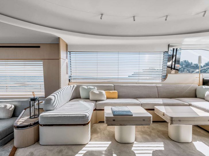 DONNA - Azimut 68 Fly,saloon lounging area