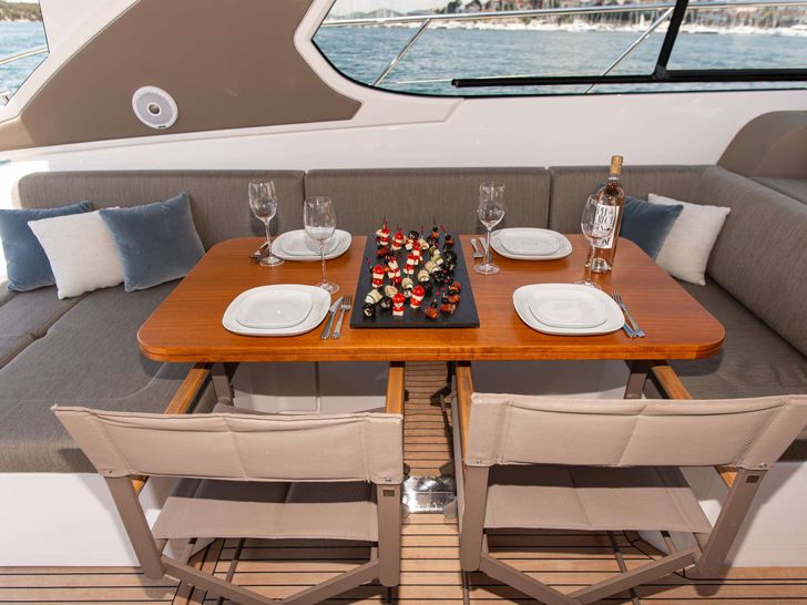 FELLOW III - Azimut Atlantis 50 HT,dining area FELLOW III - Azimut Atlantis 50 HT,dining area