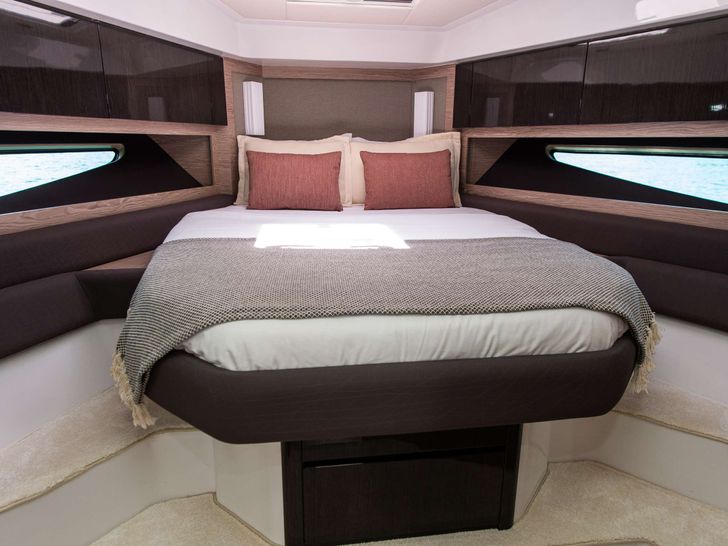 FELLOW III - Azimut Atlantis 50 HT,VIP cabin FELLOW III - Azimut Atlantis 50 HT,VIP cabin