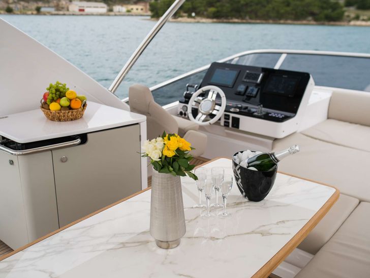 MAWI - Azimut 55 Fly,flybridge dining area and kitchenette MAWI - Azimut 55 Fly,flybridge dining area and kitchenette