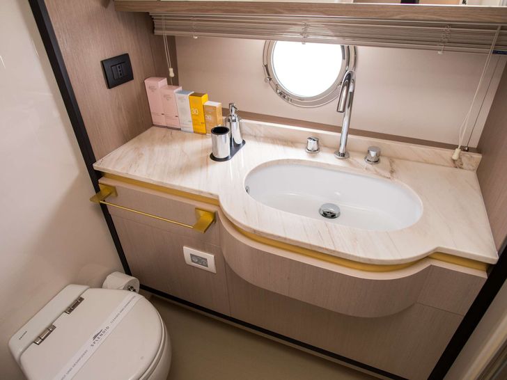 MAWI - Azimut 55 Fly,master cabin bathroom MAWI - Azimut 55 Fly,master cabin bathroom