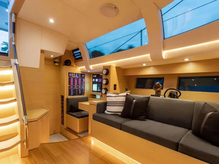 VANISHING POINT Hylas H57 - saloon seating area VANISHING POINT Hylas H57 - saloon seating area