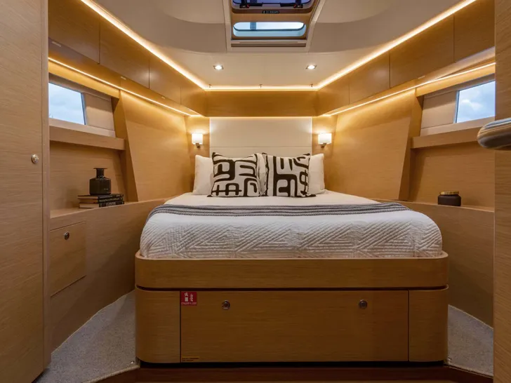 VANISHING POINT Hylas H57 - VIP cabin VANISHING POINT Hylas H57 - VIP cabin