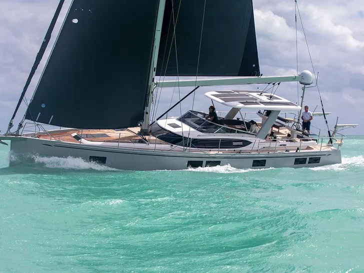 VANISHING POINT Hylas H57 - sailing side profile VANISHING POINT Hylas H57 - sailing side profile